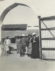 Il maggiore Gosling, Judy Smith e Lilah Wingfield che fumano canna da zucchero in una stazione di polizia vicino a Fatehpur Sikri, gennaio 1912